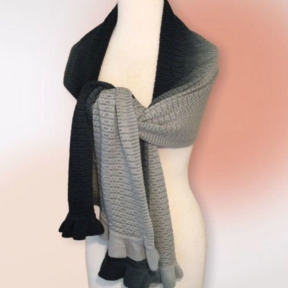 RUFFLED Ombré Colored Rectangular‎ Knit Scarf - Picture 6 of 9